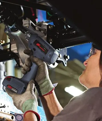  Mekaniker fæster materialer sammen med 20V Ingersoll Rand akkuværktøj