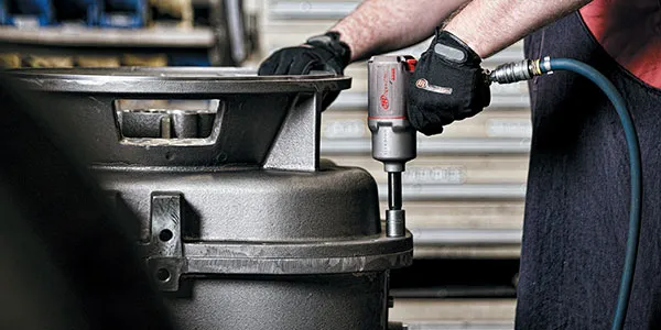  Person arbejder med trykluft møtrikspænder model: INGERSOLL RAND 2235QTIMAX